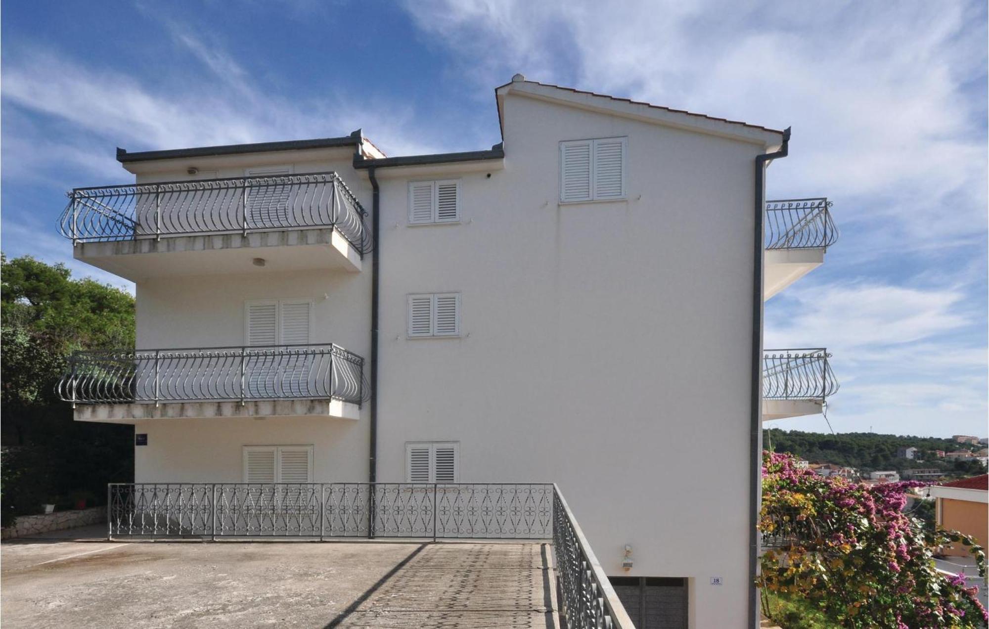 Lovely Apartment In Trogir With Kitchen エクステリア 写真
