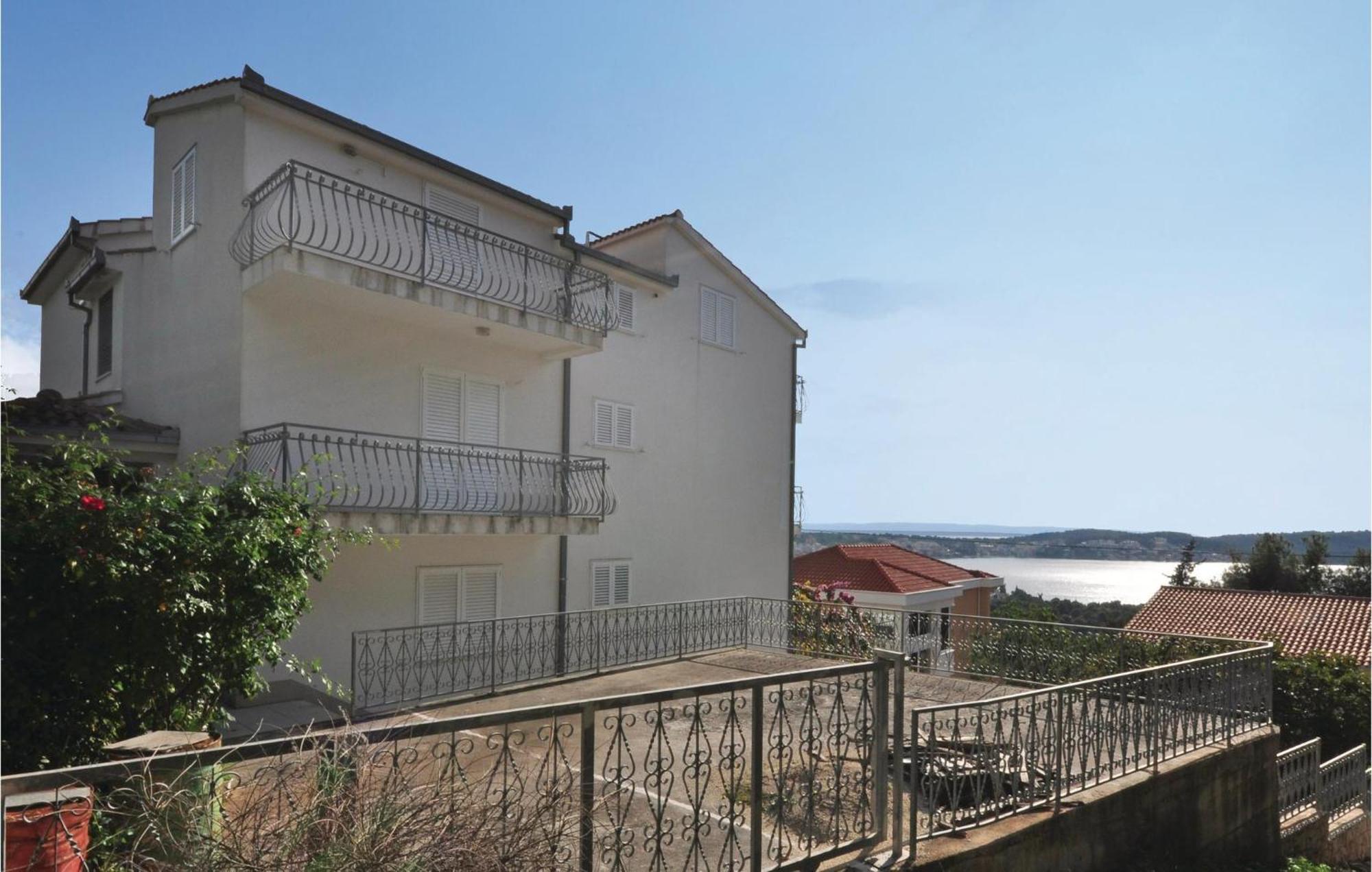 Lovely Apartment In Trogir With Kitchen エクステリア 写真