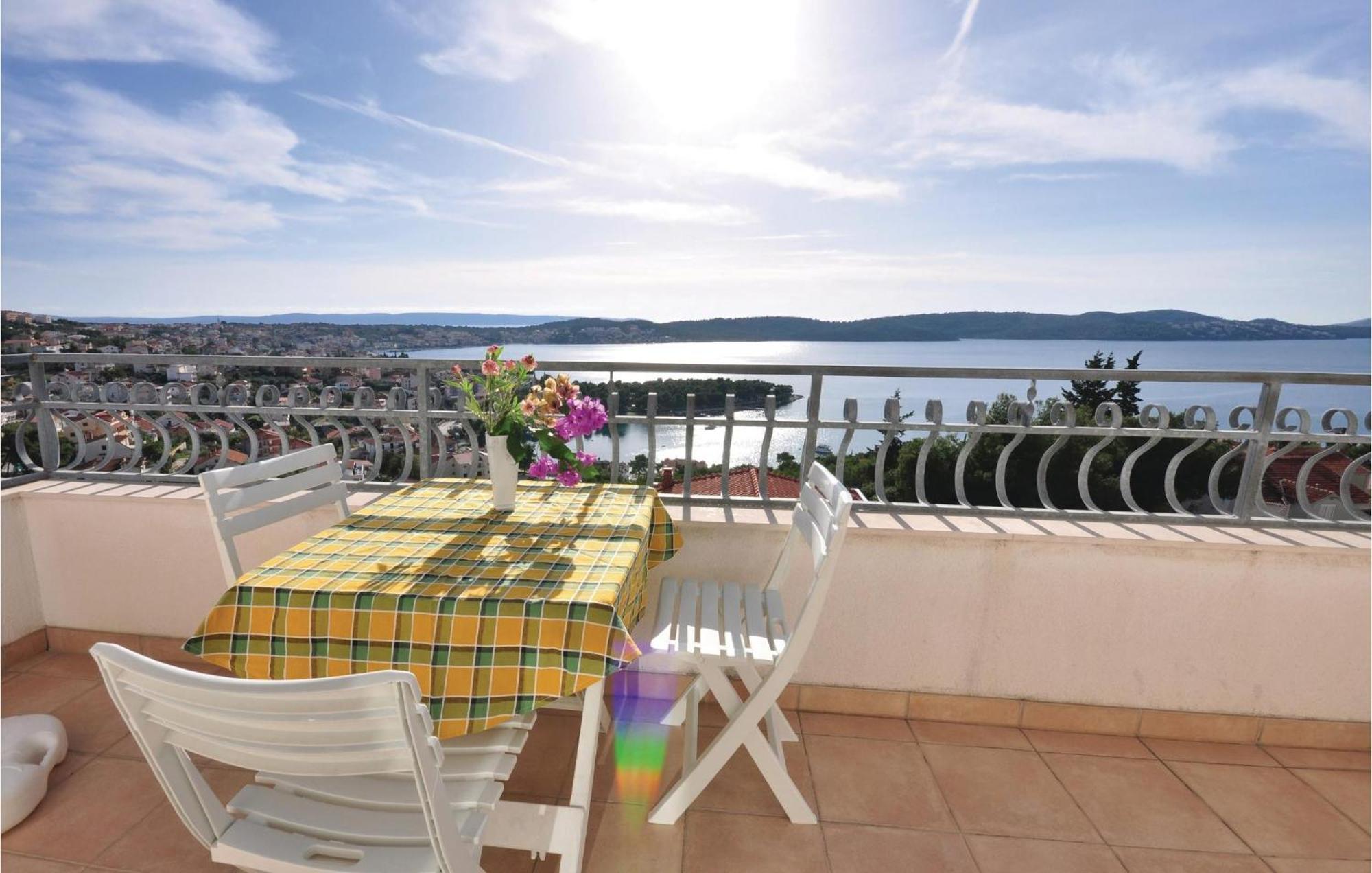 Lovely Apartment In Trogir With Kitchen エクステリア 写真